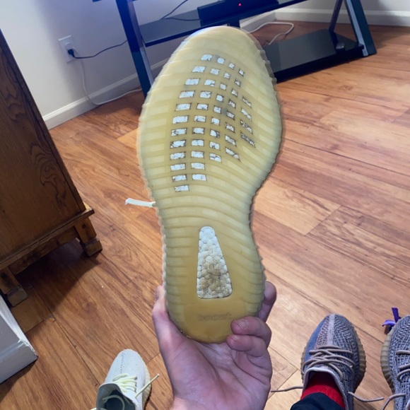 Yeezy 350 v2 butters - Picture 5 of 9
